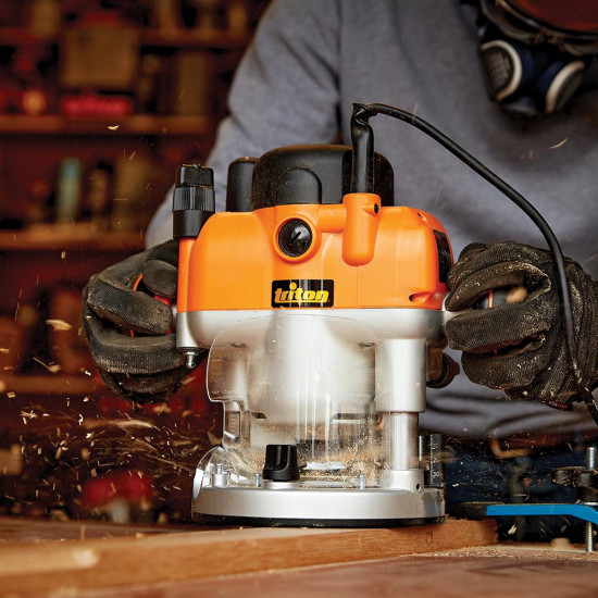 Plunge Router 2400w 1/2'& 1/4'collet 230v Plunge Router 2400w 1/2'& 1/4'collet 230v